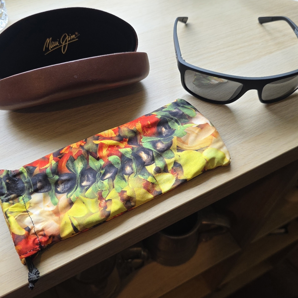 Maui Jim Black Byron Bay Sunglasses with Colorful Pouch